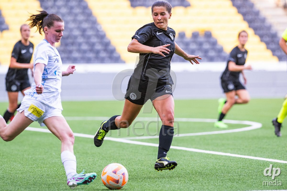 13.04.2024, Bern, Stadion Wankdorf, Women's Super League: BSC YB Frauen - FC Luzern,  #14 Courtney Strode (BSC YB Frauen, right) against #31 Michelle Sager (FC Luzern, left)