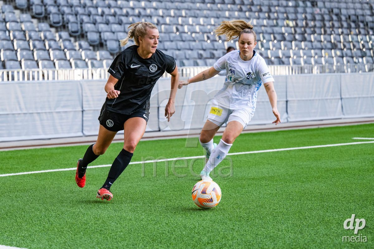 13.04.2024, Bern, Stadion Wankdorf, Women's Super League: BSC YB Frauen - FC Luzern,  #12 Athena Kuehn (BSC YB Frauen, left) against #8 Jamie Kenel (FC Luzern, right)