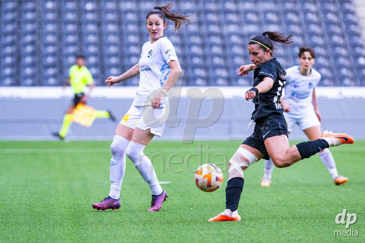 13.04.2024, Bern, Stadion Wankdorf, Women's Super League: BSC YB Frauen - FC Luzern,  #17 Chiara Messerli (BSC YB Frauen, right) against #39 Lynn Haring (FC Luzern, left)