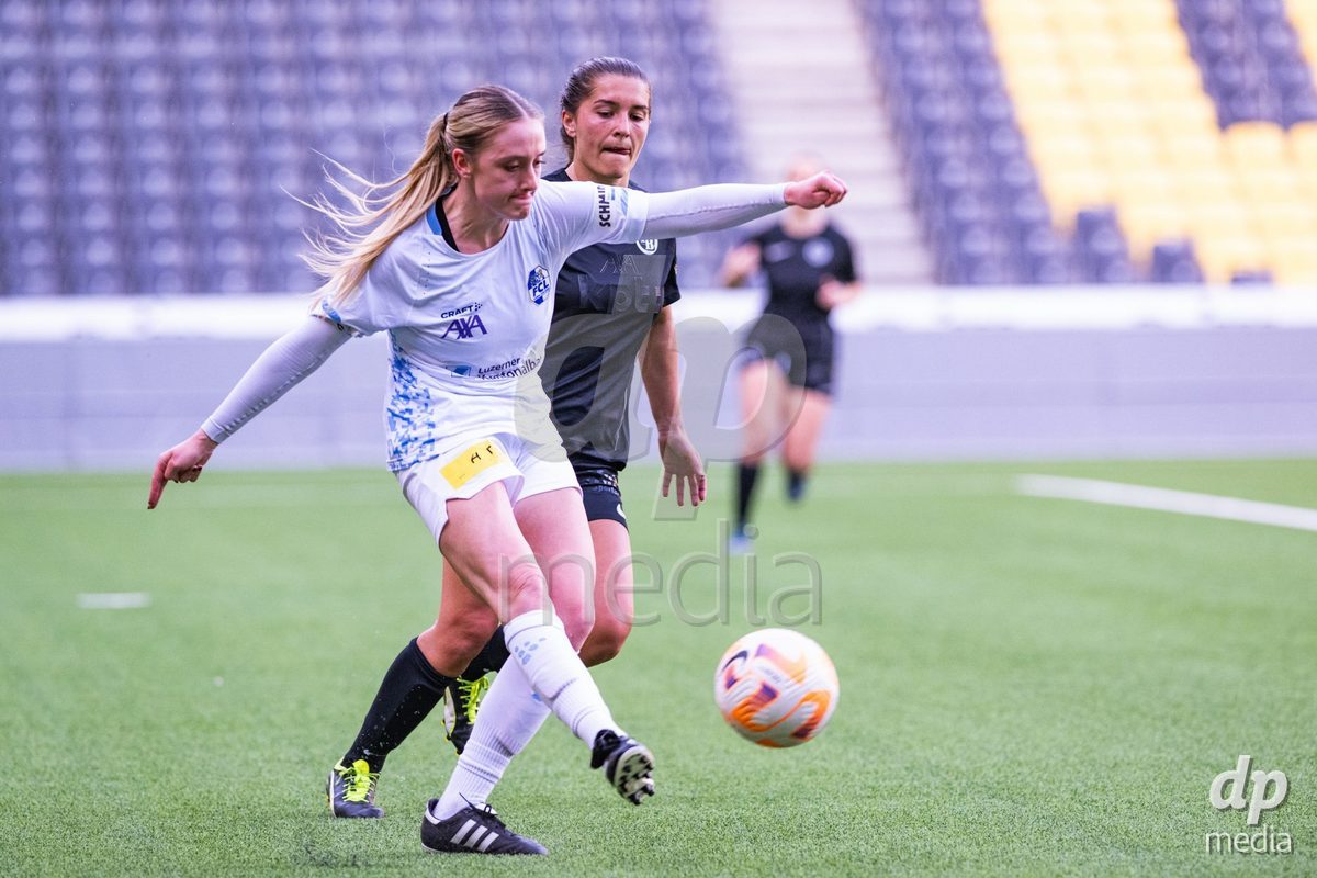 13.04.2024, Bern, Stadion Wankdorf, Women's Super League: BSC YB Frauen - FC Luzern,  #14 Courtney Strode (BSC YB Frauen, right) against #10 Chantal Ruf (FC Luzern, left)
