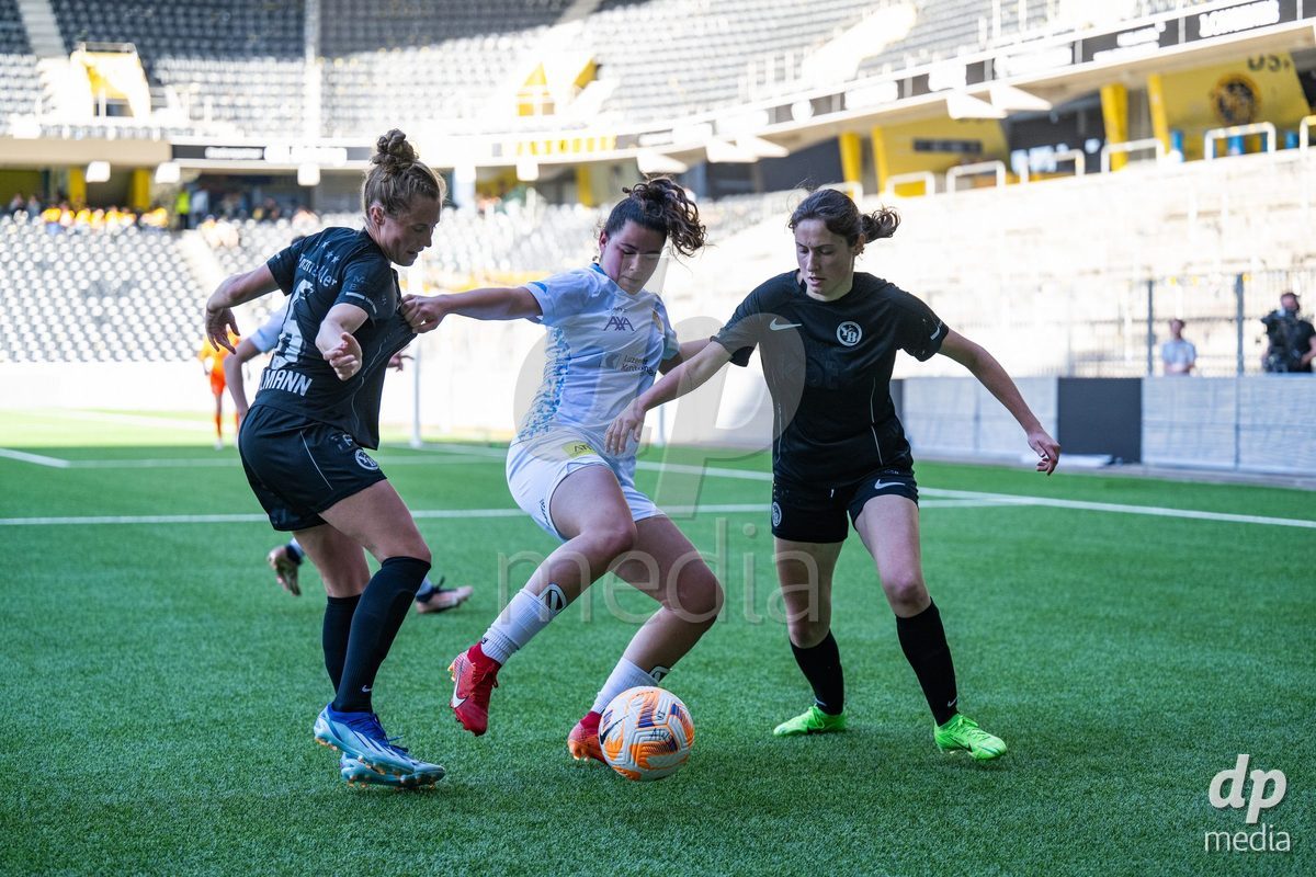 13.04.2024, Bern, Stadion Wankdorf, Women's Super League: BSC YB Frauen - FC Luzern,  #99 Alyssa Keller (FC Luzern, center) against #5 Lorena Bartschi (BSC YB Frauen, right) and #6 Henrike Sahlmann (BSC YB Frauen, left)