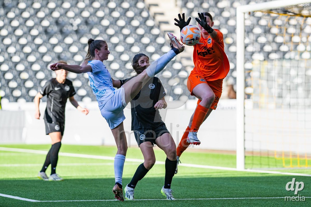 13.04.2024, Bern, Stadion Wankdorf, Women's Super League: BSC YB Frauen - FC Luzern,  #13 Nicole Reinschmidt (FC Luzern, left) against #31 Giulia Schlup (BSC YB Frauen, center) and goalkeeper Jara Ackermann (BSC YB Frauen, right)