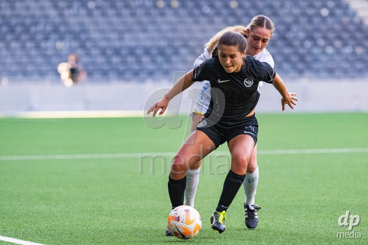13.04.2024, Bern, Stadion Wankdorf, Women's Super League: BSC YB Frauen - FC Luzern,  #14 Courtney Strode (BSC YB Frauen, left) against #10 Chantal Ruf (FC Luzern, right)