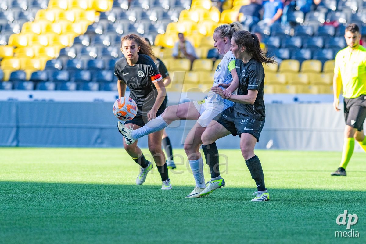 13.04.2024, Bern, Stadion Wankdorf, Women's Super League: BSC YB Frauen - FC Luzern,  #11 Stephanie Waeber (BSC YB Frauen, left) against #16 Barbara Reger (FC Luzern, center)