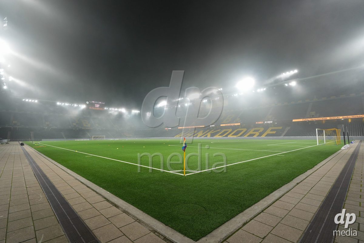 Schweiz: Axa Women's Cup 2025/26, BSC YB Frauen vs GC Frauenfussball - Stadion Wankdorf, Bern: Sicht im Wankdorf Stadion mit viel Nebel