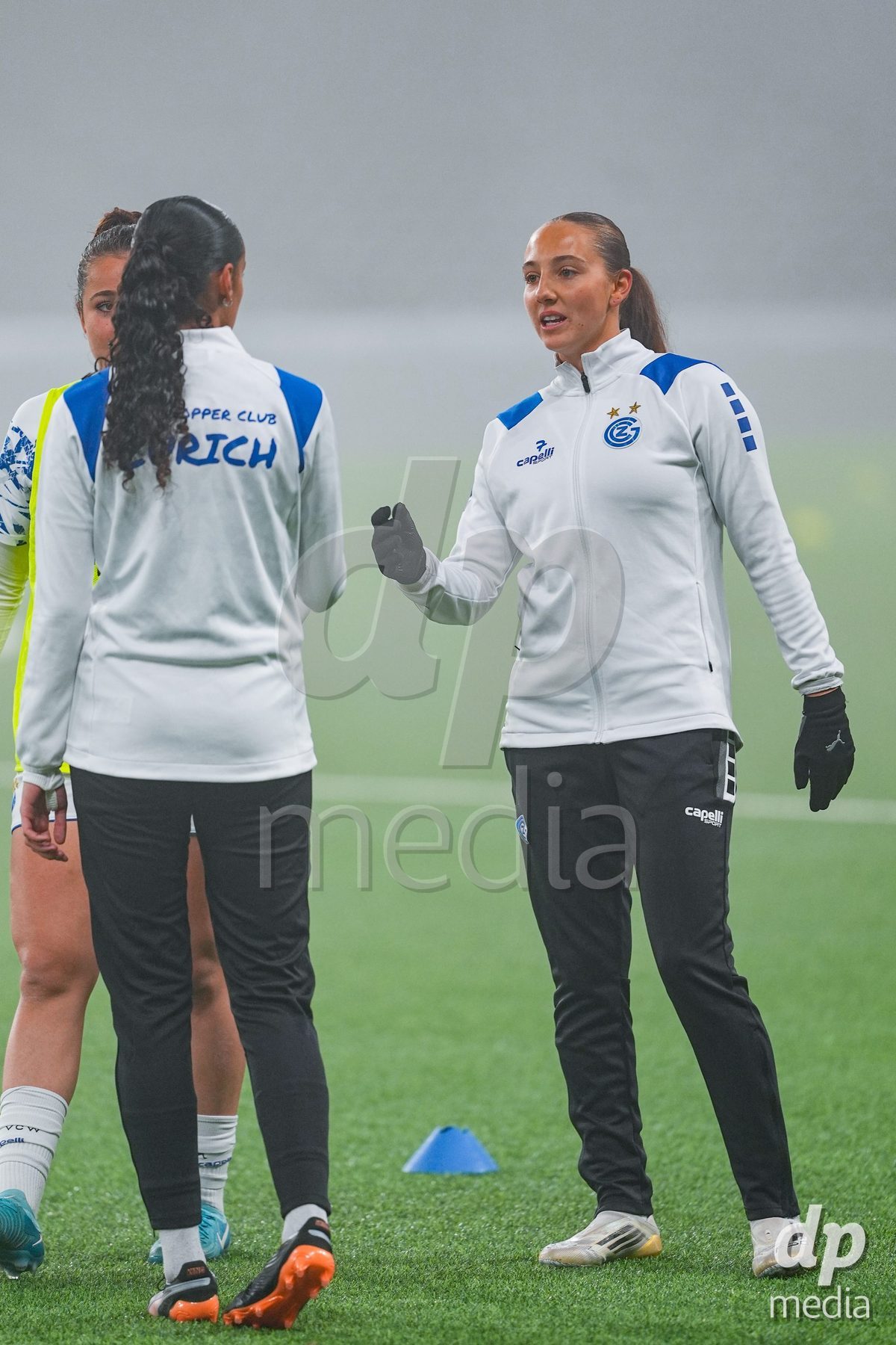 Schweiz: Axa Women's Cup 2025/26, BSC YB Frauen vs GC Frauenfussball - Stadion Wankdorf, Bern: Janina Egli (7 GC) im Gespräch mit Teamkollegin beim Aufwärmen