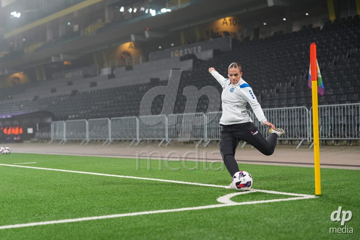 Schweiz: Axa Women's Cup 2025/26, BSC YB Frauen vs GC Frauenfussball - Stadion Wankdorf, Bern: Janina Egli (7 GC) beim Aufwärmen