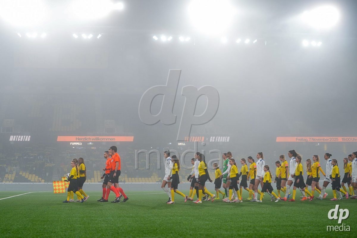 Schweiz: Axa Women's Cup 2025/26, BSC YB Frauen vs GC Frauenfussball - Stadion Wankdorf, Bern: beide  teams vor dem Spiel