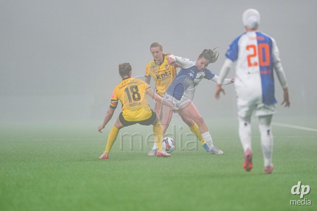Schweiz: Axa Women's Cup 2025/26, BSC YB Frauen vs GC Frauenfussball - Stadion Wankdorf, Bern: Athena Marie Kuehn (12 YB Frauen) und Wibke Meister (18 YB Frauen) im Duell mit Giulia Looser (24 GC)
