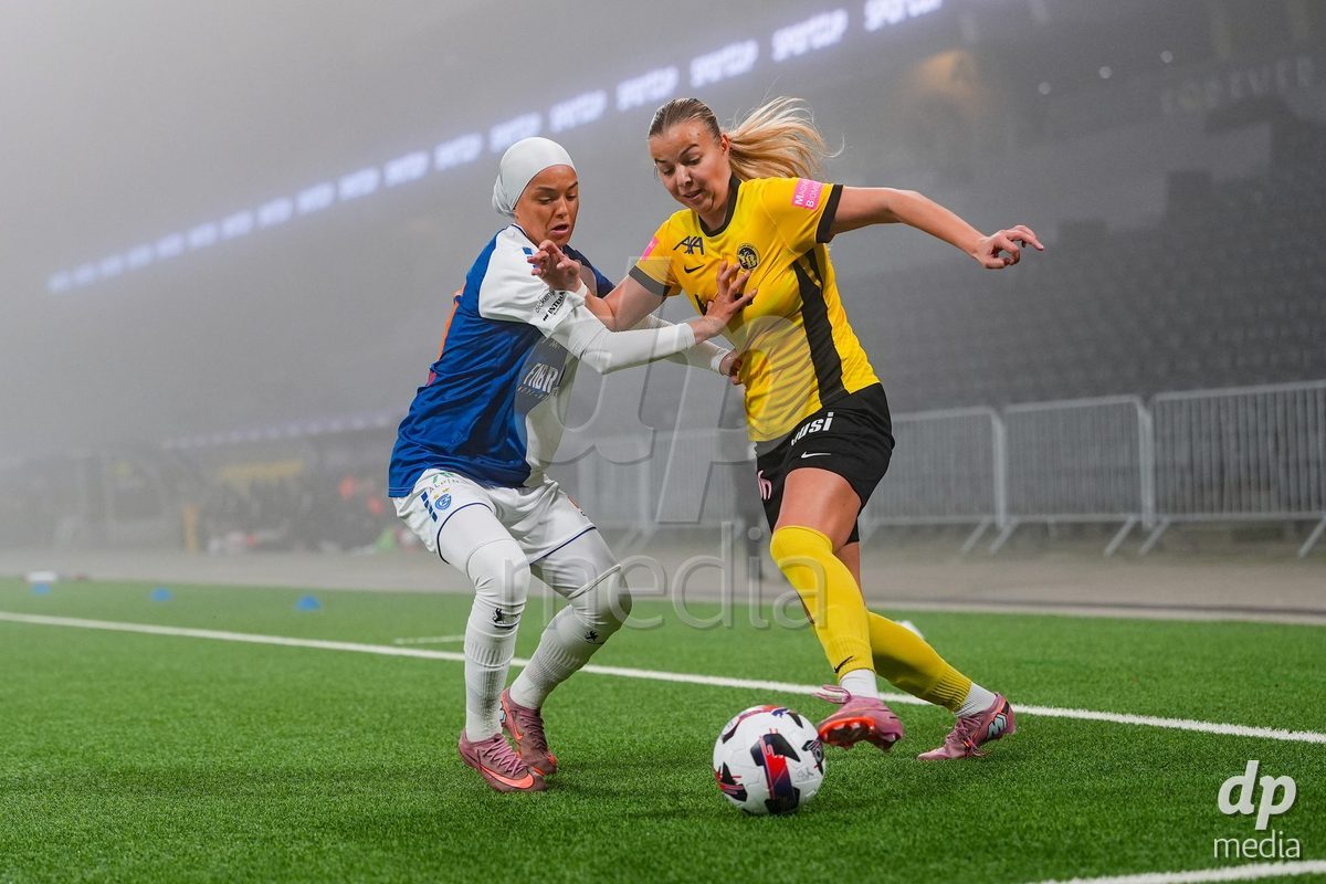 Schweiz: Axa Women's Cup 2025/26, BSC YB Frauen vs GC Frauenfussball - Stadion Wankdorf, Bern: Maja Jelcic (99 YB Frauen) im Duell mit Imane Touriss (20 GC)