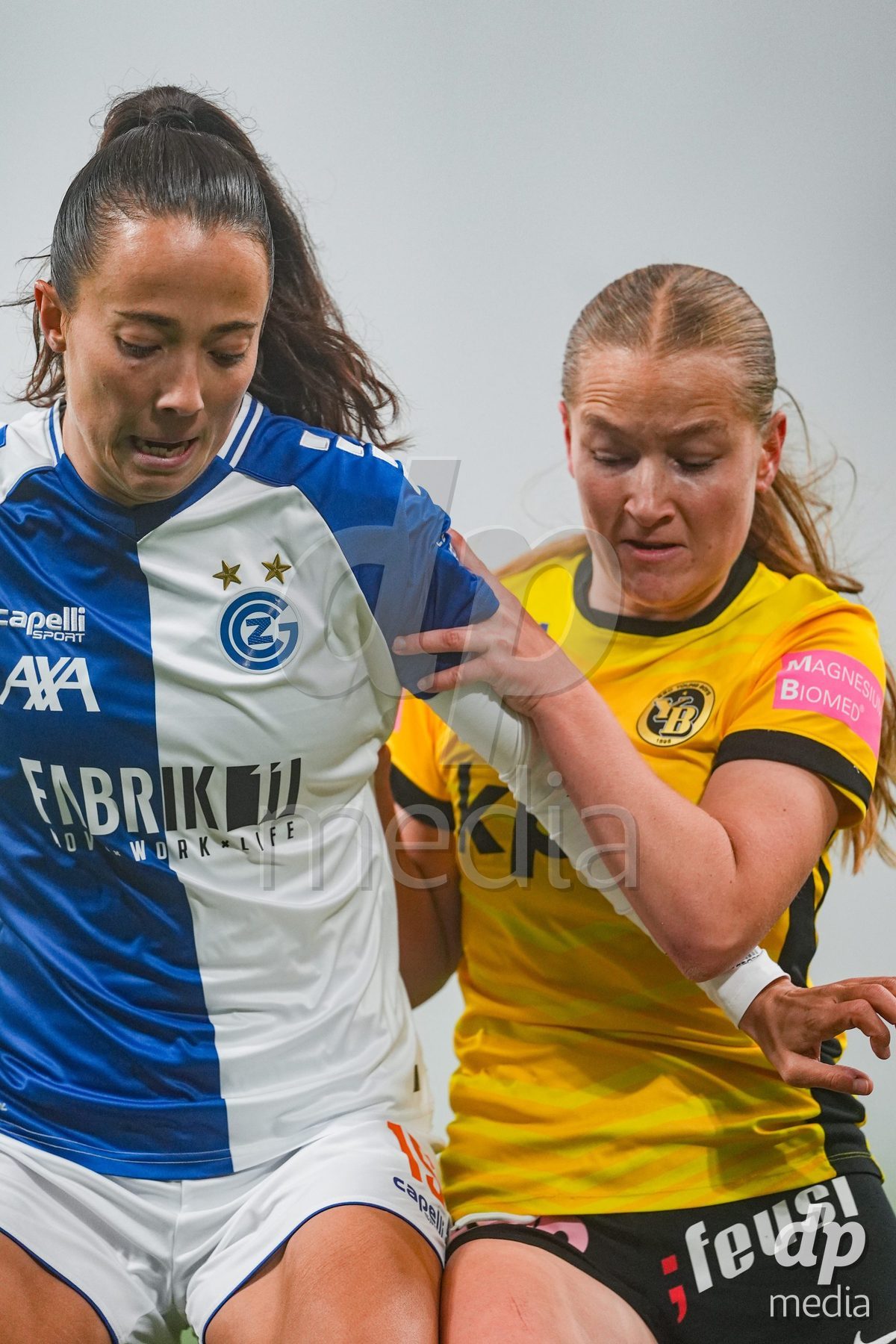 Schweiz: Axa Women's Cup 2025/26, BSC YB Frauen vs GC Frauenfussball - Stadion Wankdorf, Bern: Qendresa Krasniqi (9 GC) im Duell mit Noa Linn Münger - Noa Linn Munger (8 YB Frauen)