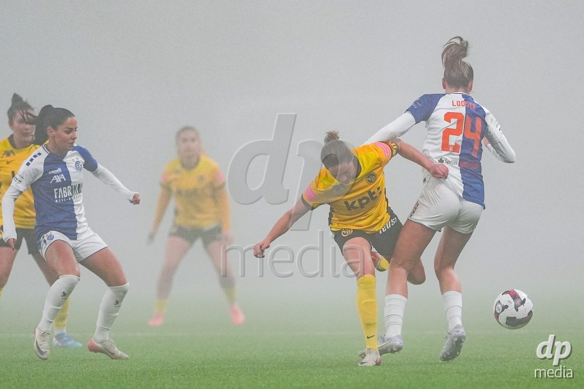 Schweiz: Axa Women's Cup 2025/26, BSC YB Frauen vs GC Frauenfussball - Stadion Wankdorf, Bern: Caterina Tramezzani (5 YB Frauen) im Duell mit Giulia Looser (24 GC)