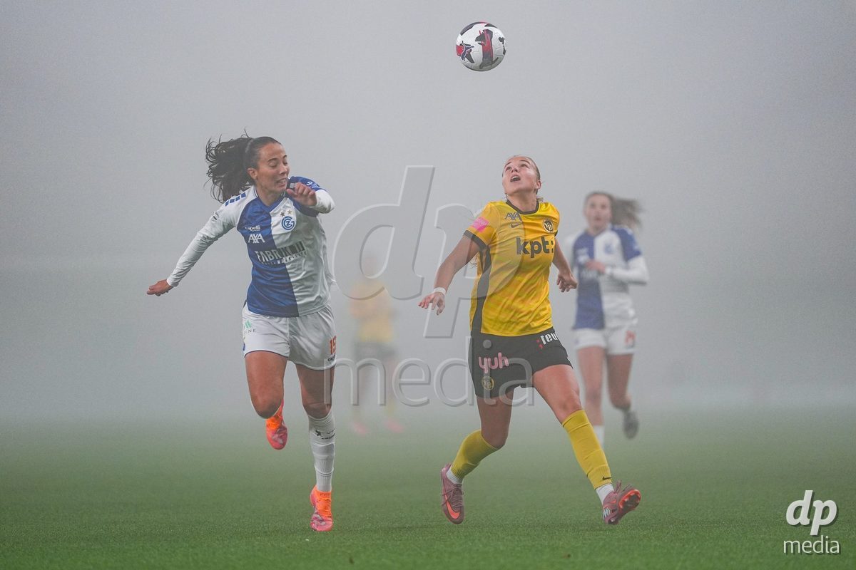 Schweiz: Axa Women's Cup 2025/26, BSC YB Frauen vs GC Frauenfussball - Stadion Wankdorf, Bern: Maja Jelcic (99 YB Frauen) im Duell mit Ramona Kannady (19 GC)