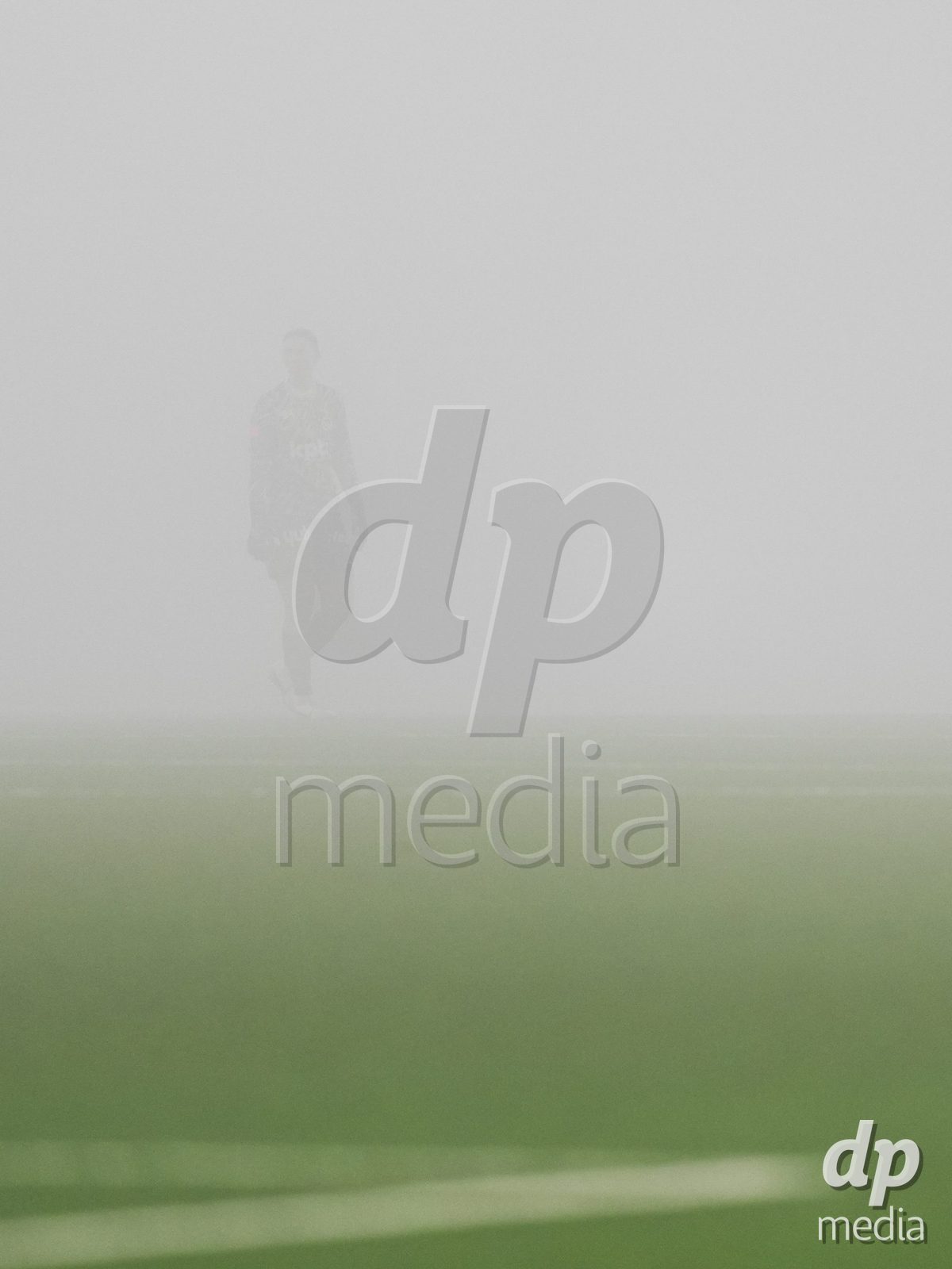 Schweiz: Axa Women's Cup 2025/26, BSC YB Frauen vs GC Frauenfussball - Stadion Wankdorf, Bern: Jara Ackermann (1 YB Frauen) nur knapp in Sicht wegen starkem Nebel