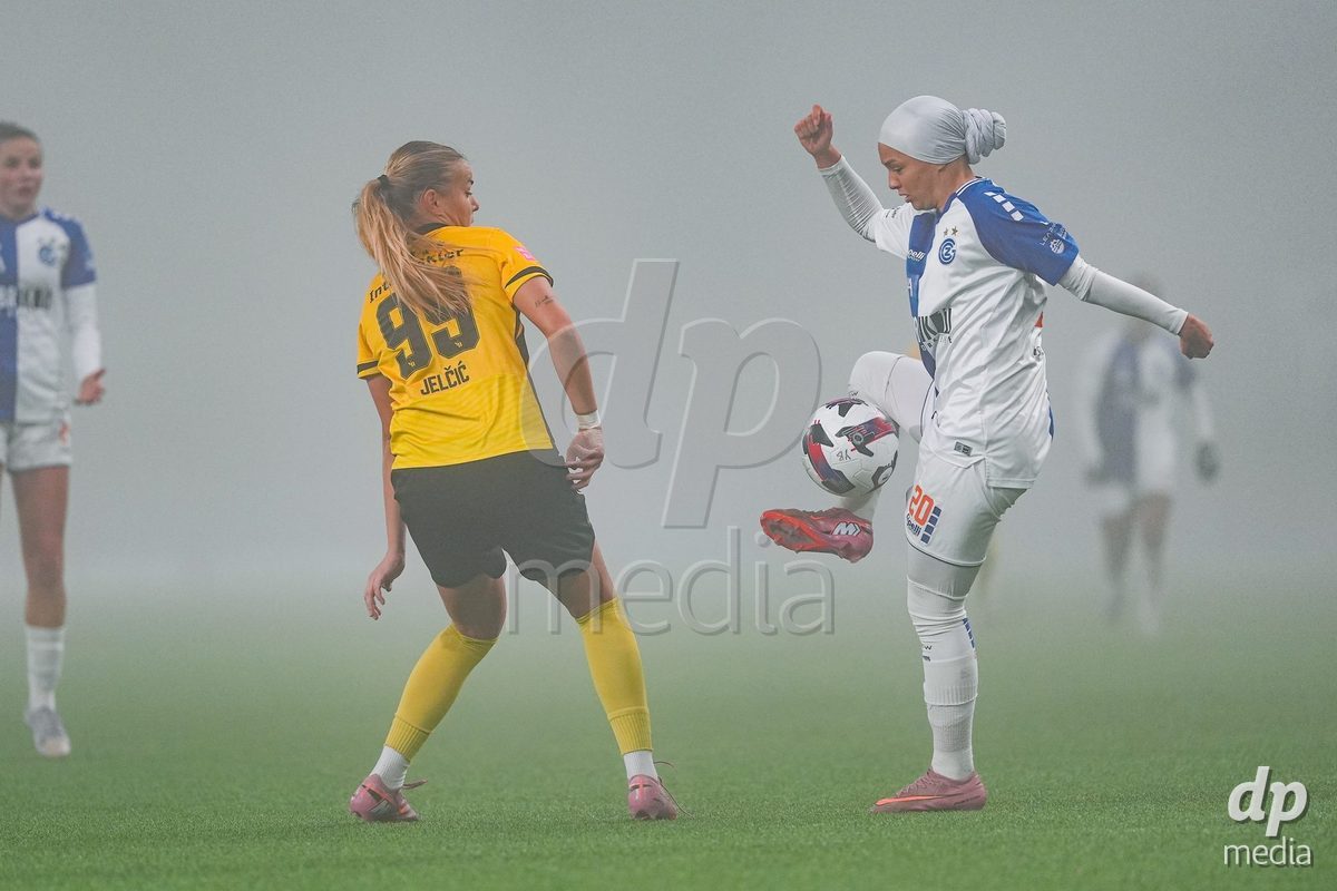 Schweiz: Axa Women's Cup 2025/26, BSC YB Frauen vs GC Frauenfussball - Stadion Wankdorf, Bern: Imane Touriss (20 GC) im Duell mit Maja Jelcic (99 YB Frauen)