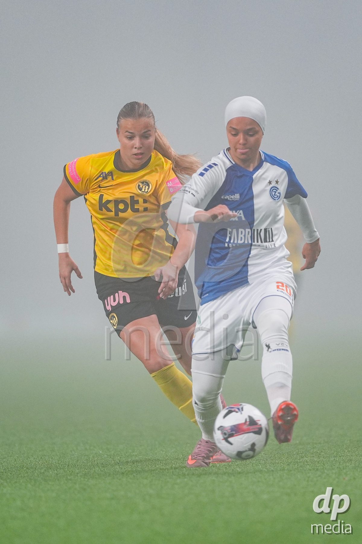 Schweiz: Axa Women's Cup 2025/26, BSC YB Frauen vs GC Frauenfussball - Stadion Wankdorf, Bern: Imane Touriss (20 GC) im Duell mit Maja Jelcic (99 YB Frauen)