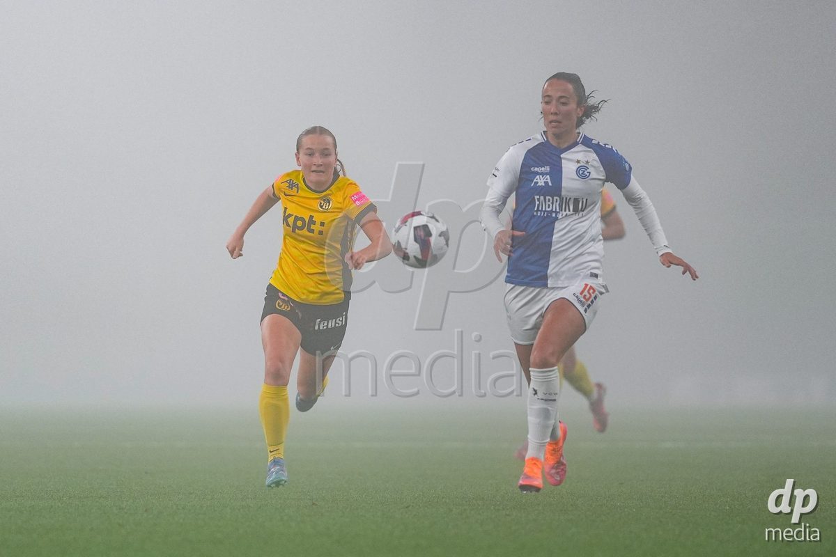 Schweiz: Axa Women's Cup 2025/26, BSC YB Frauen vs GC Frauenfussball - Stadion Wankdorf, Bern: Marta Cazalla Garcia (15 GC) im Duell mit Noa Linn Münger - Noa Linn Munger (8 YB Frauen)