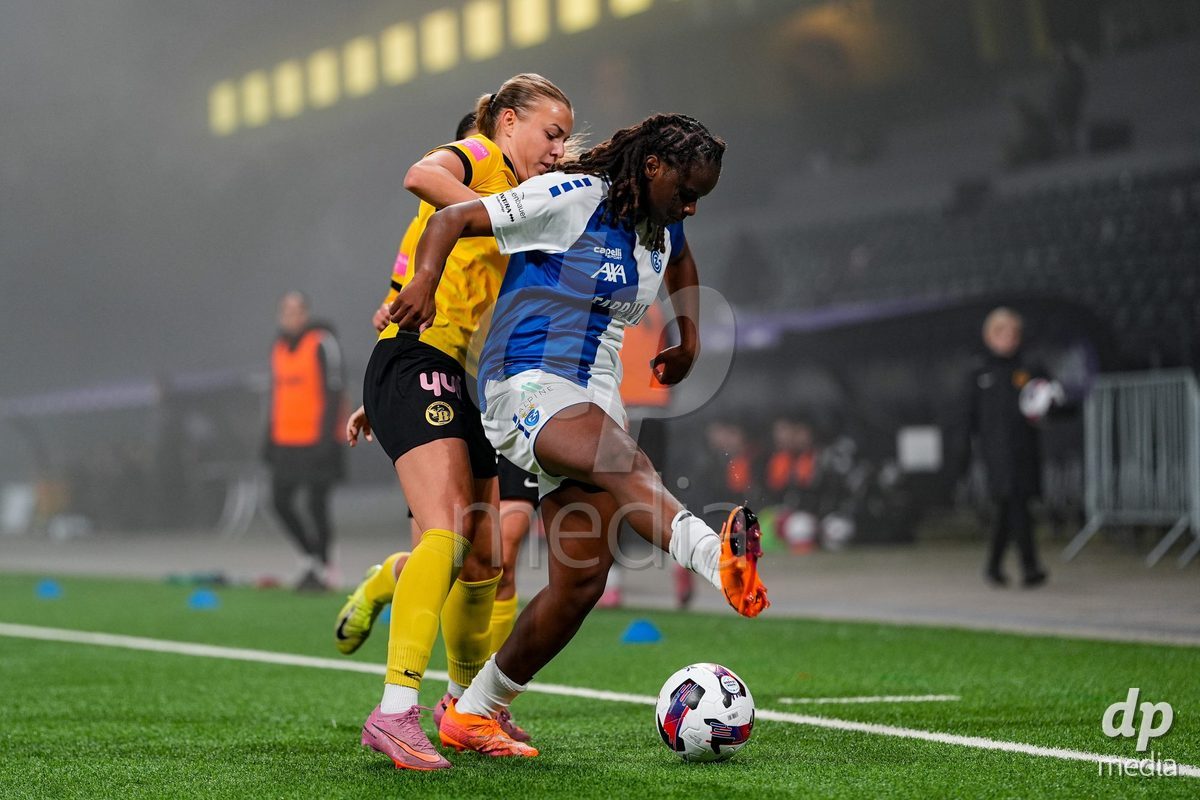 Schweiz: Axa Women's Cup 2025/26, BSC YB Frauen vs GC Frauenfussball - Stadion Wankdorf, Bern: Landryna Cindy Intaka Lushimba Bilombi (25 GC) im Duell mit Maja Jelcic (99 YB Frauen)