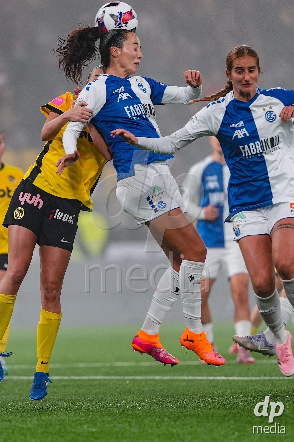 Schweiz: Axa Women's Cup 2025/26, BSC YB Frauen vs GC Frauenfussball - Stadion Wankdorf, Bern: Marta Cazalla Garcia (15 GC) mit einem Kopfball