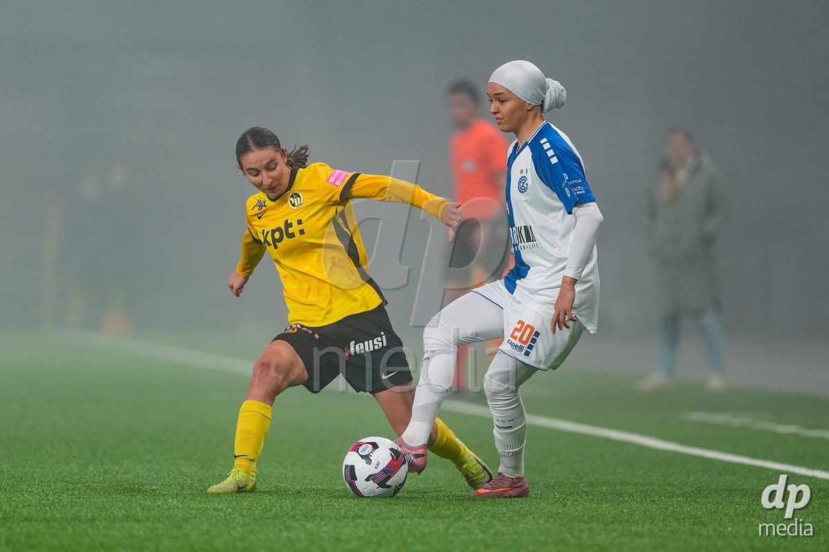 Schweiz: Axa Women's Cup 2025/26, BSC YB Frauen vs GC Frauenfussball - Stadion Wankdorf, Bern: Imane Touriss (20 GC) im Duell mit Malaurie Granges (13 YB Frauen)