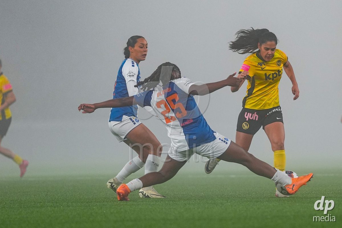 Schweiz: Axa Women's Cup 2025/26, BSC YB Frauen vs GC Frauenfussball - Stadion Wankdorf, Bern: Landryna Cindy Intaka Lushimba Bilombi (25 GC) im Duell mit Laura Frey (26 YB Frauen)