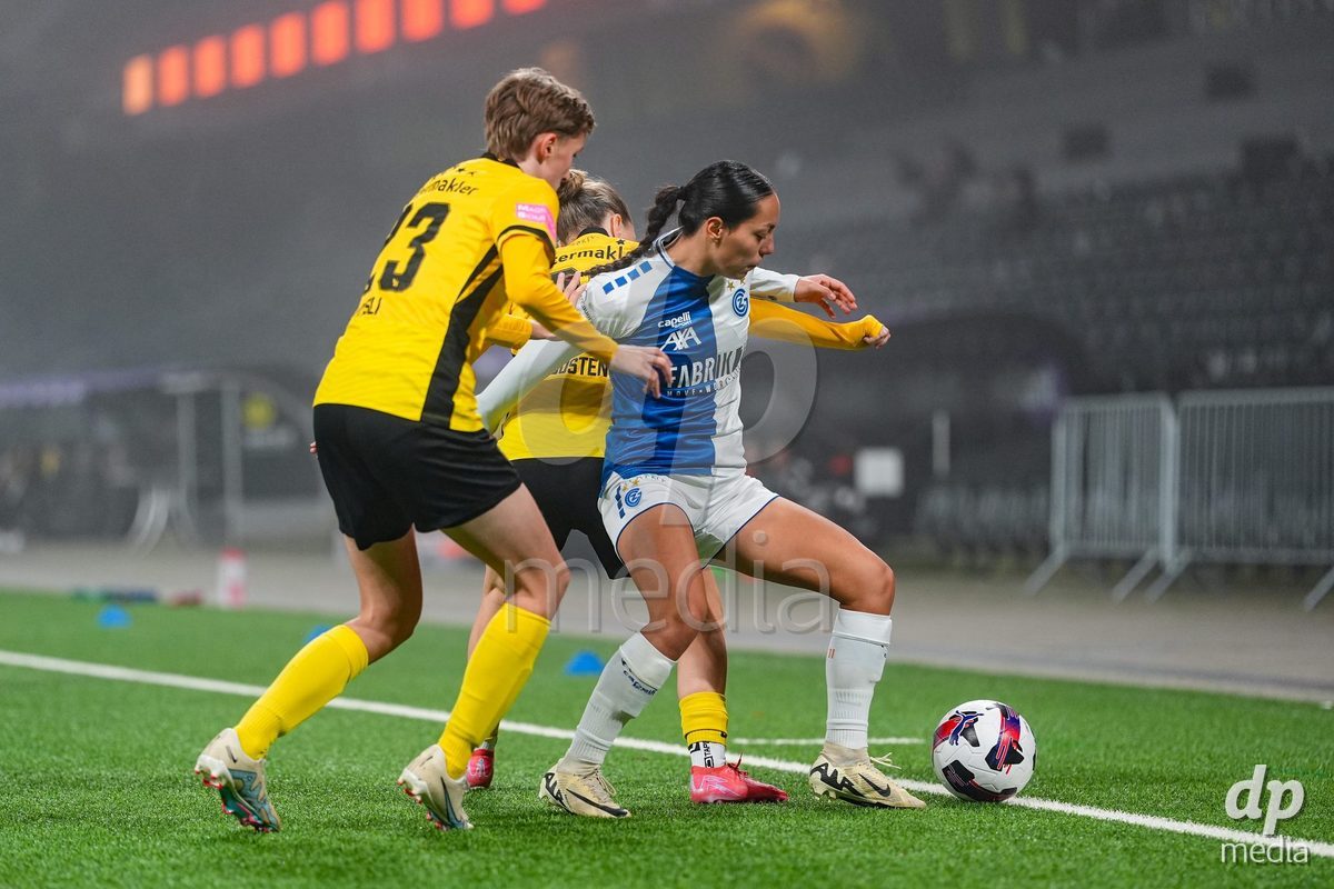 Schweiz: Axa Women's Cup 2025/26, BSC YB Frauen vs GC Frauenfussball - Stadion Wankdorf, Bern: Bianca Dysli (23 YB Frauen) und Lisa Josten (24 YB Frauen) im Duell mit Noemie Potier (11 GC)