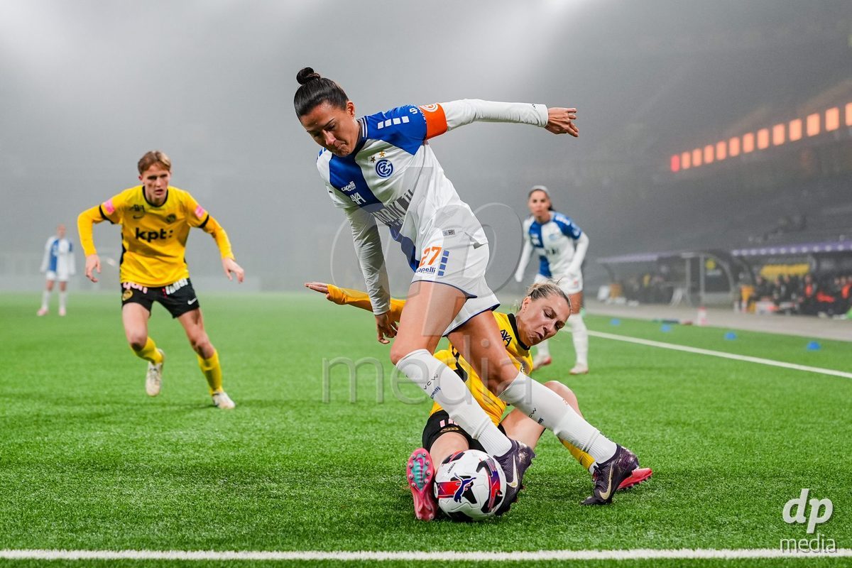 Schweiz: Axa Women's Cup 2025/26, BSC YB Frauen vs GC Frauenfussball - Stadion Wankdorf, Bern: Lisa Josten (24 YB Frauen) im Duell mit Melanie Müller - Melanie Muller (27 GC)