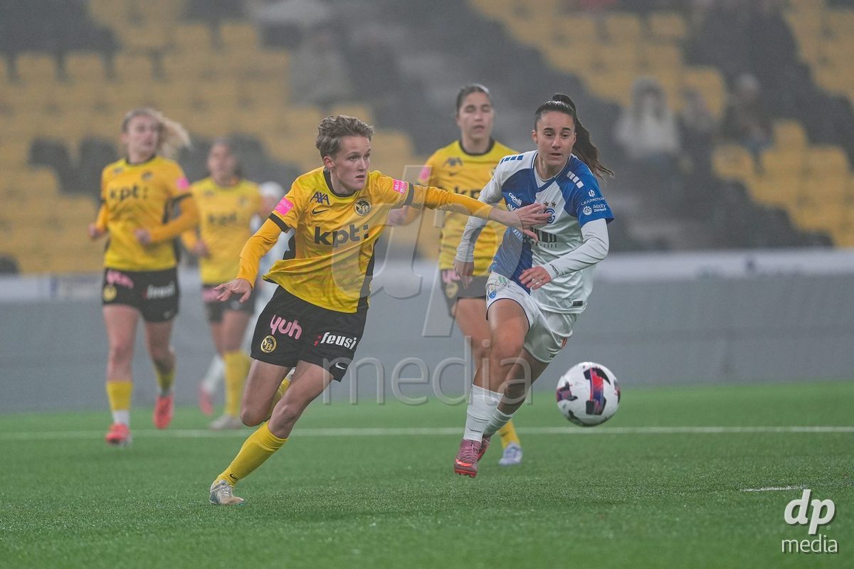Schweiz: Axa Women's Cup 2025/26, BSC YB Frauen vs GC Frauenfussball - Stadion Wankdorf, Bern: Bianca Dysli (23 YB Frauen) im Duell mit Nicole Arcangeli (14 GC)