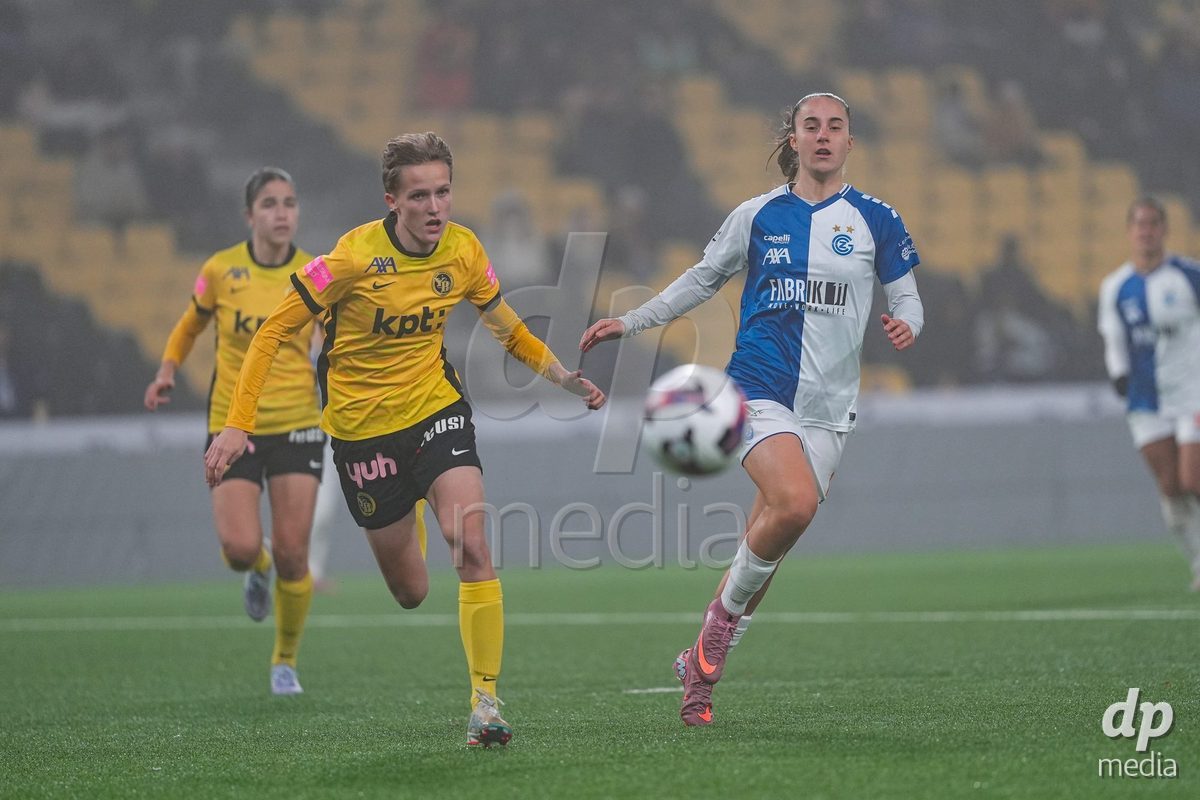 Schweiz: Axa Women's Cup 2025/26, BSC YB Frauen vs GC Frauenfussball - Stadion Wankdorf, Bern: Bianca Dysli (23 YB Frauen) im Duell mit Nicole Arcangeli (14 GC)