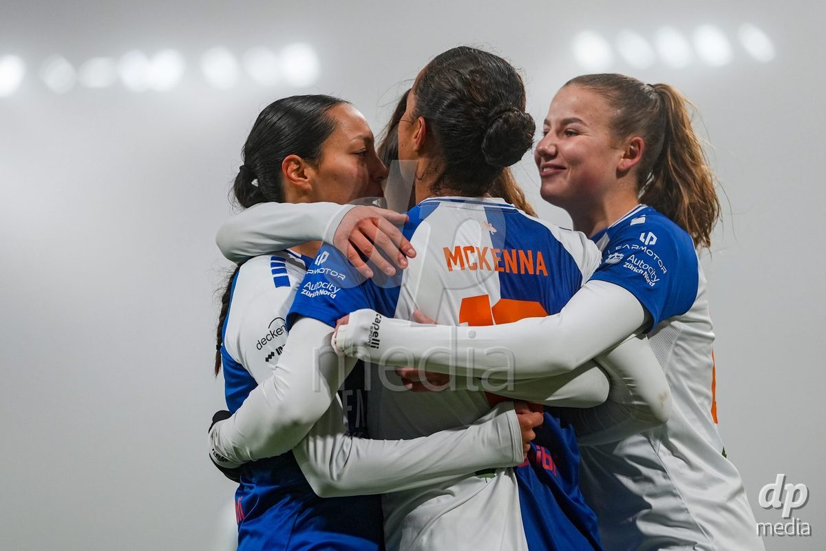 Schweiz: Axa Women's Cup 2025/26, BSC YB Frauen vs GC Frauenfussball - Stadion Wankdorf, Bern: Noemie Potier (11 GC) jubelt nach ihrem tor mit dem Team