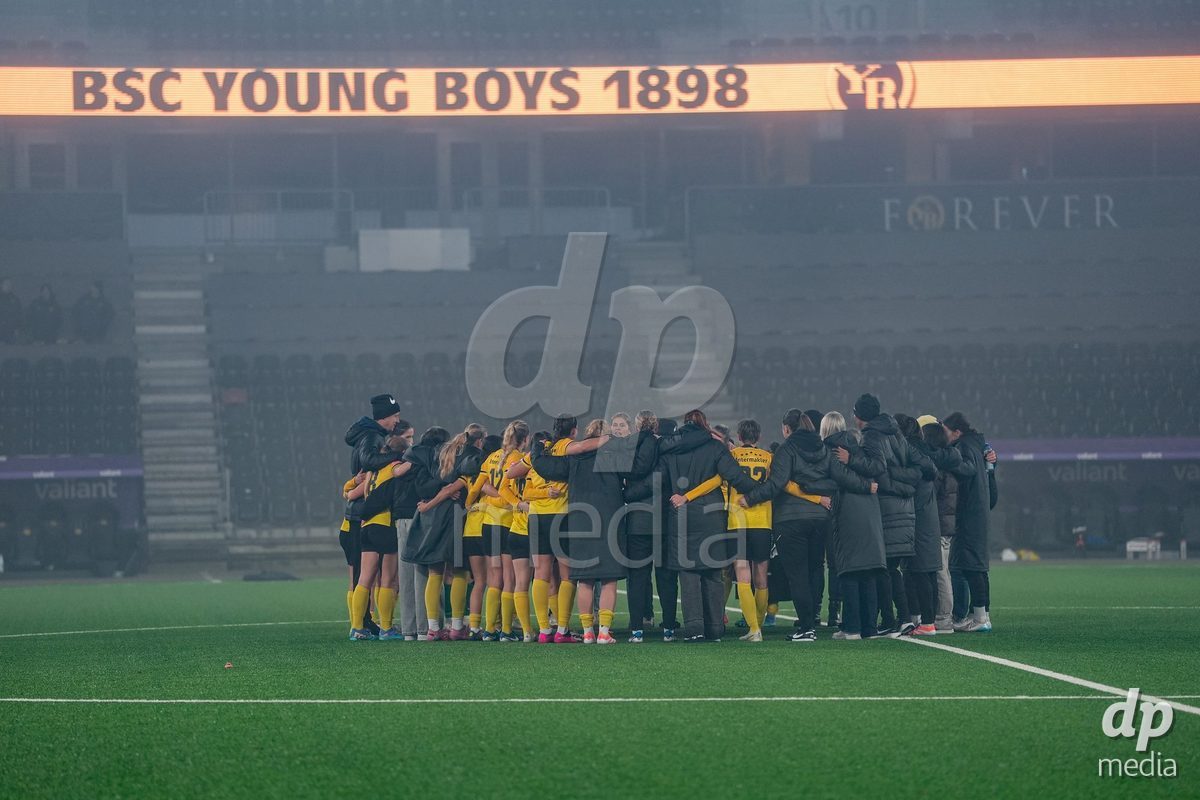 Schweiz: Axa Women's Cup 2025/26, BSC YB Frauen vs GC Frauenfussball - Stadion Wankdorf, Bern: Das Team der BSC YB Frauen nach dem Sieg im Cup 1/8 Final