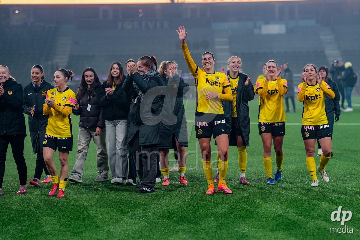Schweiz: Axa Women's Cup 2025/26, BSC YB Frauen vs GC Frauenfussball - Stadion Wankdorf, Bern: Das Team der BSC YB Frauen nach dem Sieg im Cup 1/8 Final