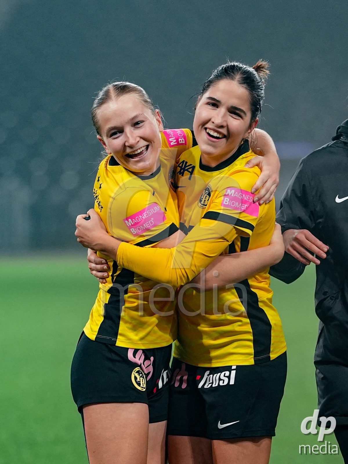 Schweiz: Axa Women's Cup 2025/26, BSC YB Frauen vs GC Frauenfussball - Stadion Wankdorf, Bern: Noa Linn Münger - Noa Linn Munger (8 YB Frauen) und Giulia Schlup (31 YB Frauen) nach dem Sieg im Cup 1/8 Final