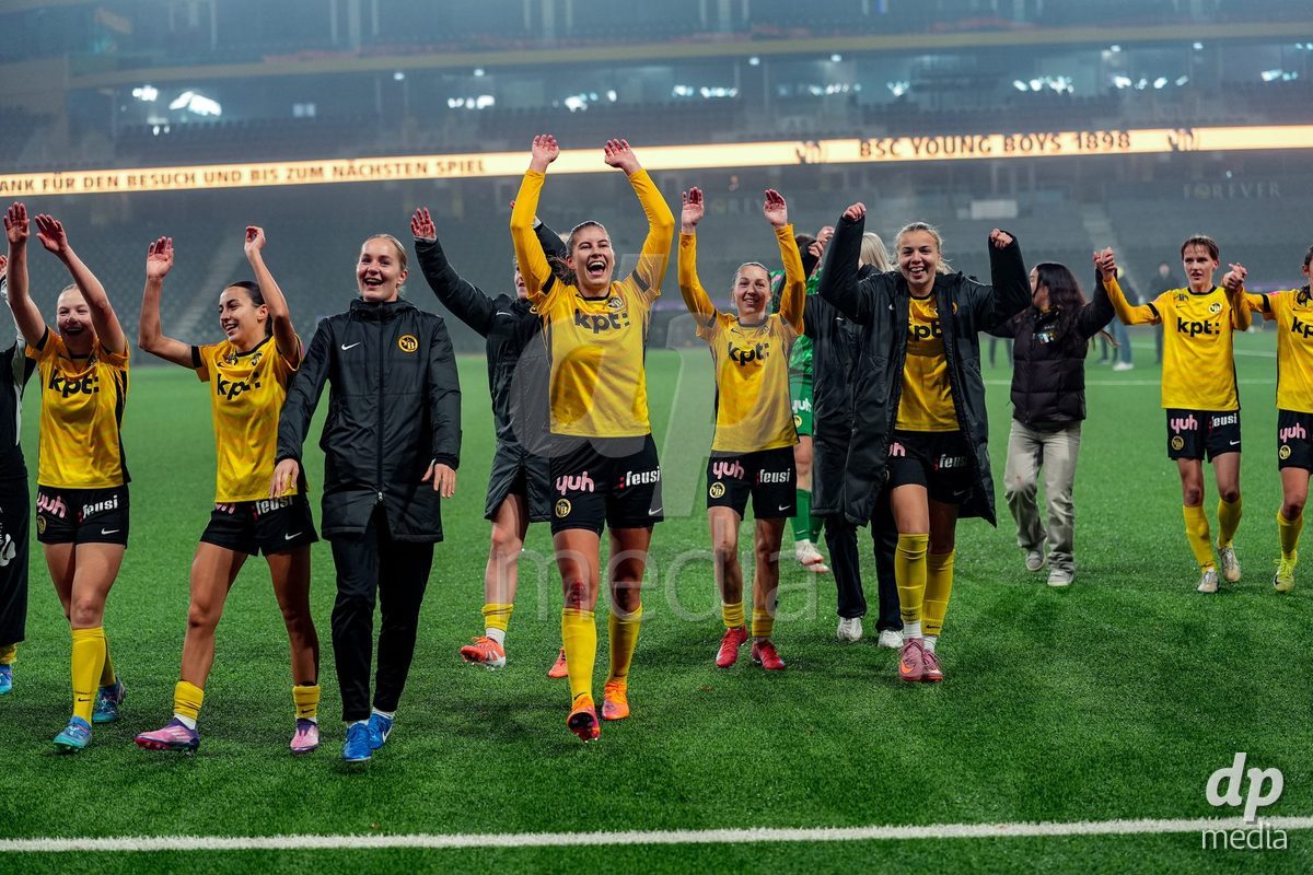Schweiz: Axa Women's Cup 2025/26, BSC YB Frauen vs GC Frauenfussball - Stadion Wankdorf, Bern: Das Team der BSC YB Frauen nach dem Sieg im Cup 1/8 Final