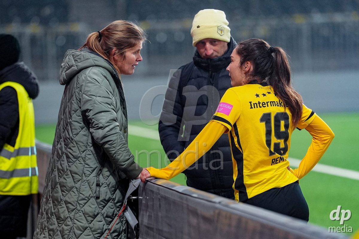 Schweiz: Axa Women's Cup 2025/26, BSC YB Frauen vs GC Frauenfussball - Stadion Wankdorf, Bern: Audrey Remy (19 YB Frauen) im Gespräch mit head coach Imke Annita Wübbenhorst - head coach Imke Annita Wubbenhorst (YB Frauen) nach dem Spiel