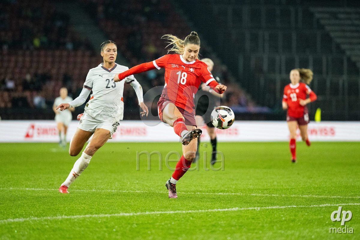 Viola Calligaris (18 Switzerland) in action against Sveindis Jonsdottir (23 Island) during the UEFA Women's Nations League game between Switzerland and Island at Stadion Letzigrund in Zurich, Switzerland.