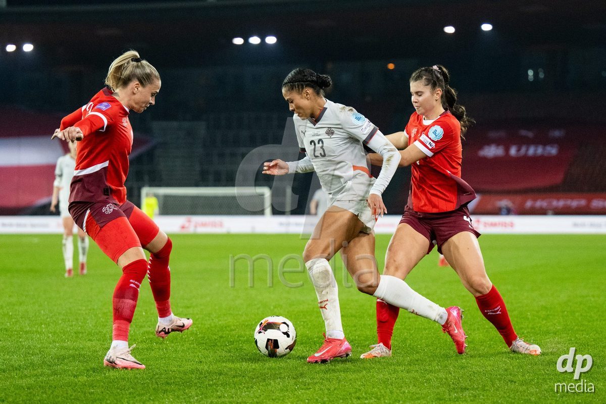 Sveindis Jonsdottir (23 Island) in action against Noemi Ivelj (4 Switzerland) and Viola Calligaris (18 Switzerland) during the UEFA Women's Nations League game between Switzerland and Island at Stadion Letzigrund in Zurich, Switzerland.