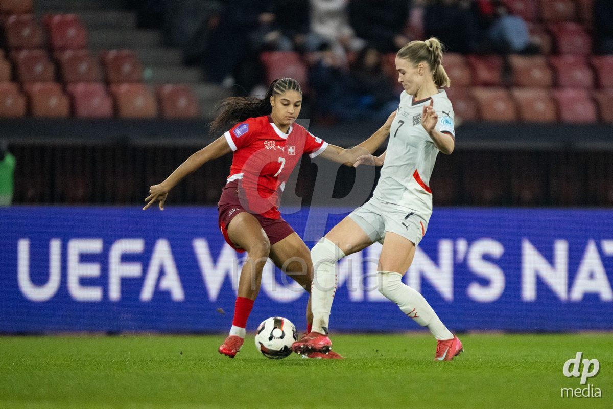 Sydney Schertenleib (7 Switzerland) against Dagny Brynjarsdottir (7 Island) during the UEFA Women's Nations League game between Switzerland and Island at Stadion Letzigrund in Zurich, Switzerland.