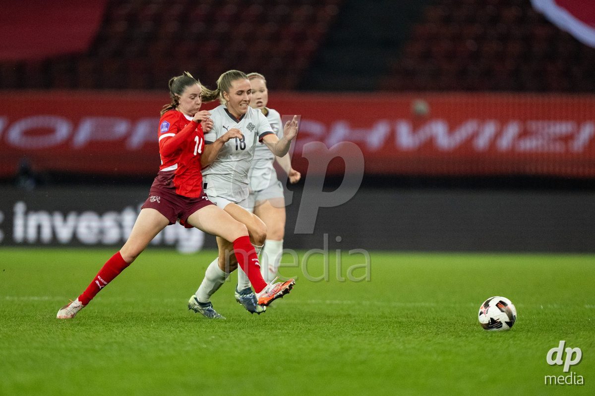 Smilla Vallotto (14 Switzerland) against Gudrun Arnardottir (18 Island) during the UEFA Women's Nations League game between Switzerland and Island at Stadion Letzigrund in Zurich, Switzerland.