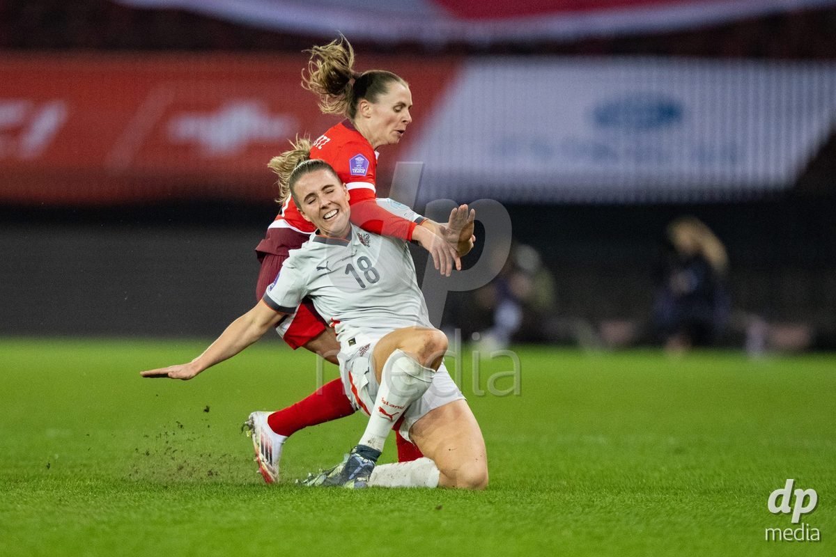 Smilla Vallotto (14 Switzerland) against Gudrun Arnardottir (18 Island) during the UEFA Women's Nations League game between Switzerland and Island at Stadion Letzigrund in Zurich, Switzerland.