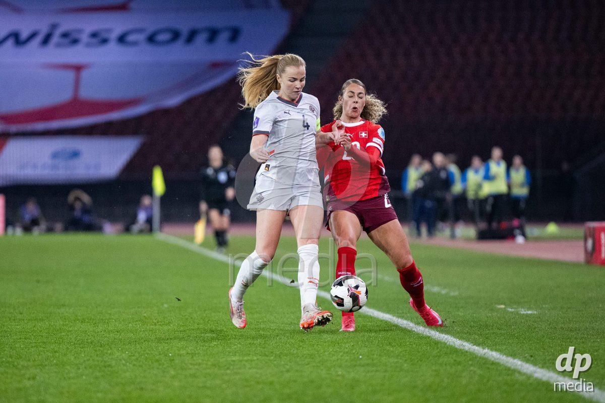 Alayah Pilgrim (20 Switzerland) against Glodis Viggósdottir (4 Island) during the UEFA Women's Nations League game between Switzerland and Island at Stadion Letzigrund in Zurich, Switzerland.