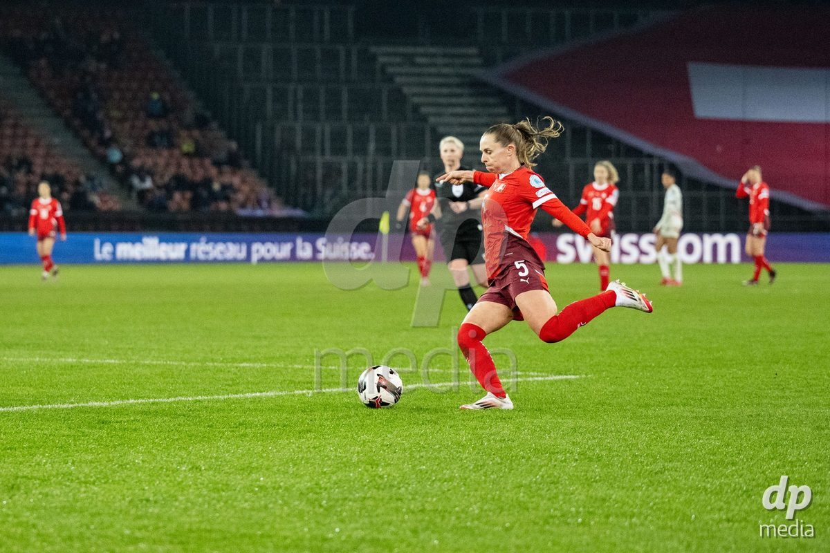 Noelle Maritz (5 Switzerland) during the UEFA Women's Nations League game between Switzerland and Island at Stadion Letzigrund in Zurich, Switzerland.