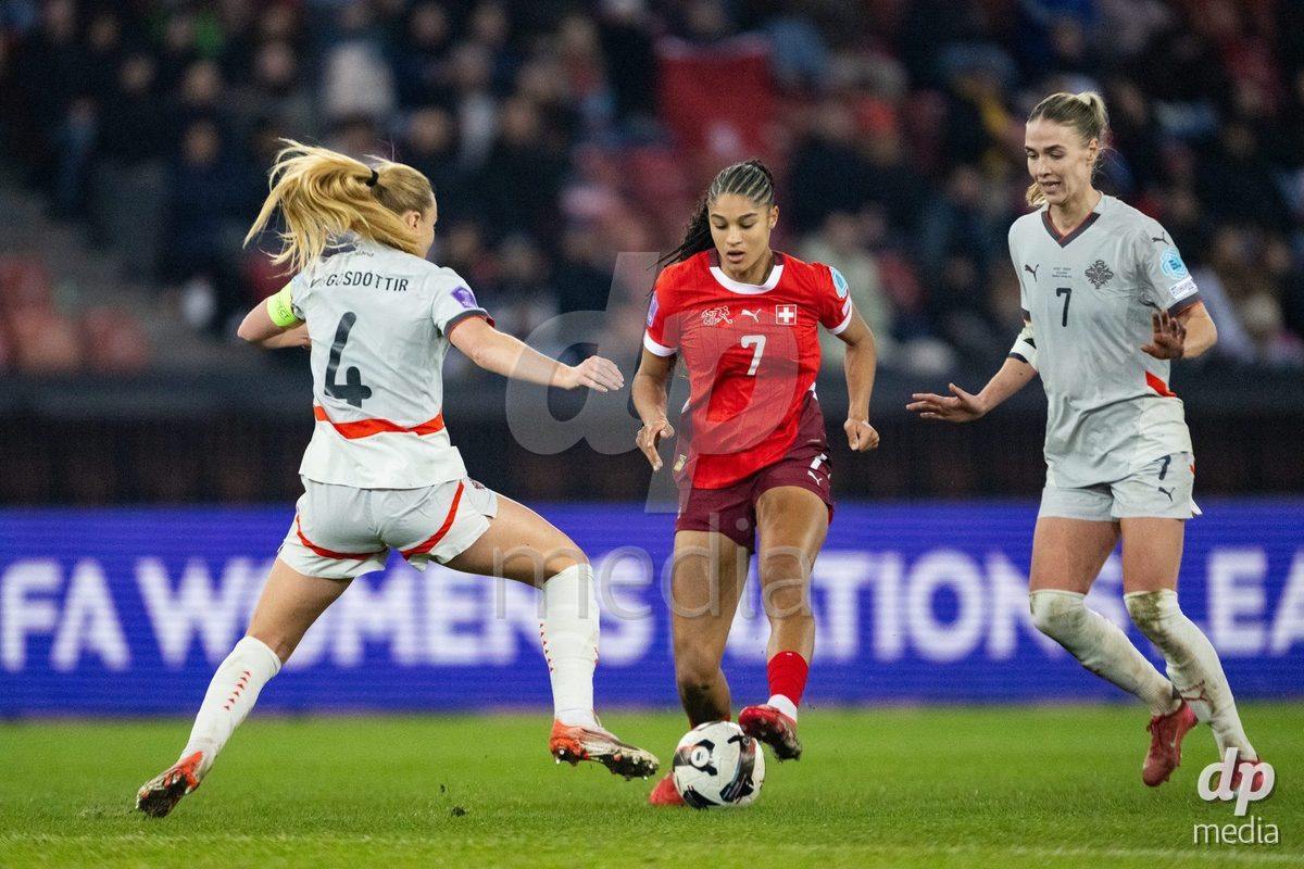 Sydney Schertenleib (7 Switzerland) in action against Glodis Viggósdottir (4 Island) and Dagny Brynjarsdottir (7 Island) during the UEFA Women's Nations League game between Switzerland and Island at Stadion Letzigrund in Zurich, Switzerland.