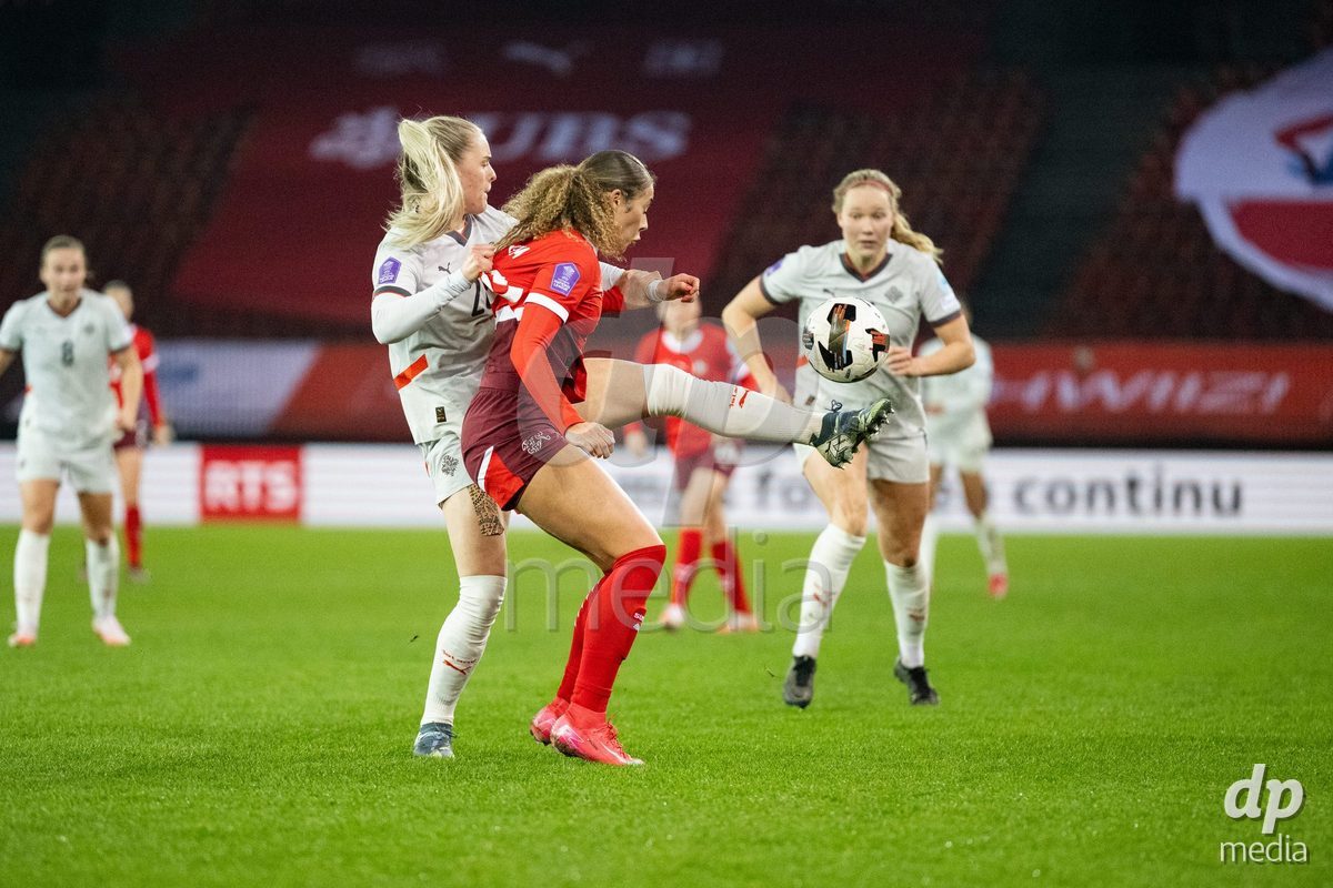 Alayah Pilgrim (20 Switzerland) in action against Sveindis Jonsdottir (23 Island) during the UEFA Women's Nations League game between Switzerland and Island at Stadion Letzigrund in Zurich, Switzerland.