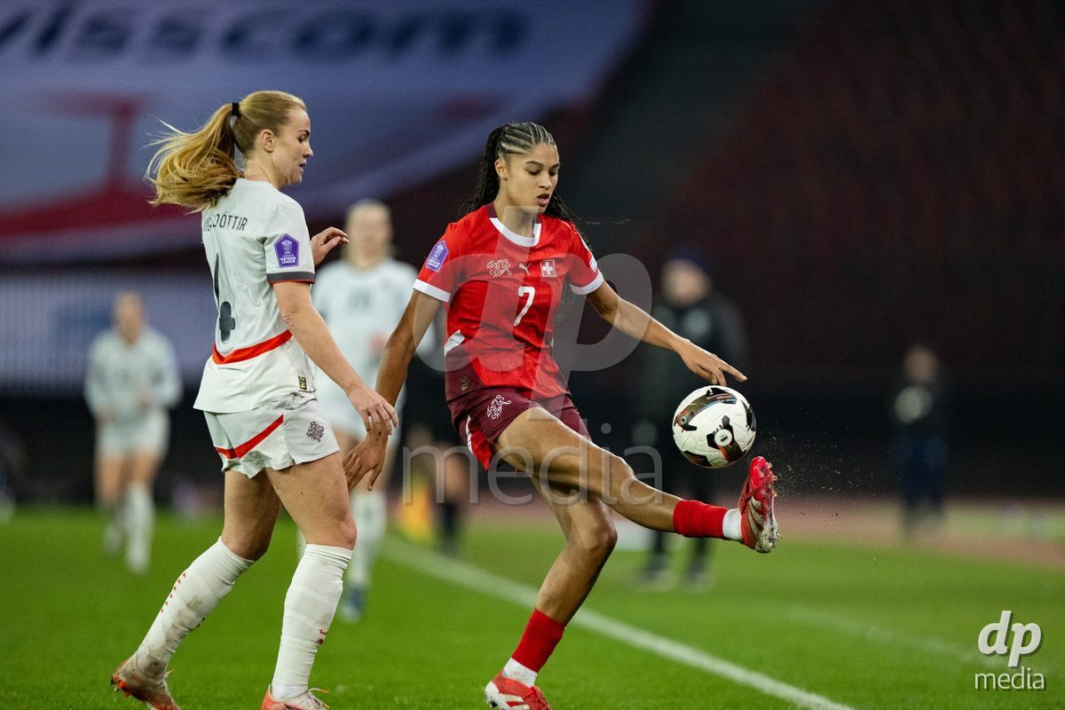 Sydney Schertenleib (7 Switzerland) in action against Glodis Viggósdottir (4 Island) during the UEFA Women's Nations League game between Switzerland and Island at Stadion Letzigrund in Zurich, Switzerland.