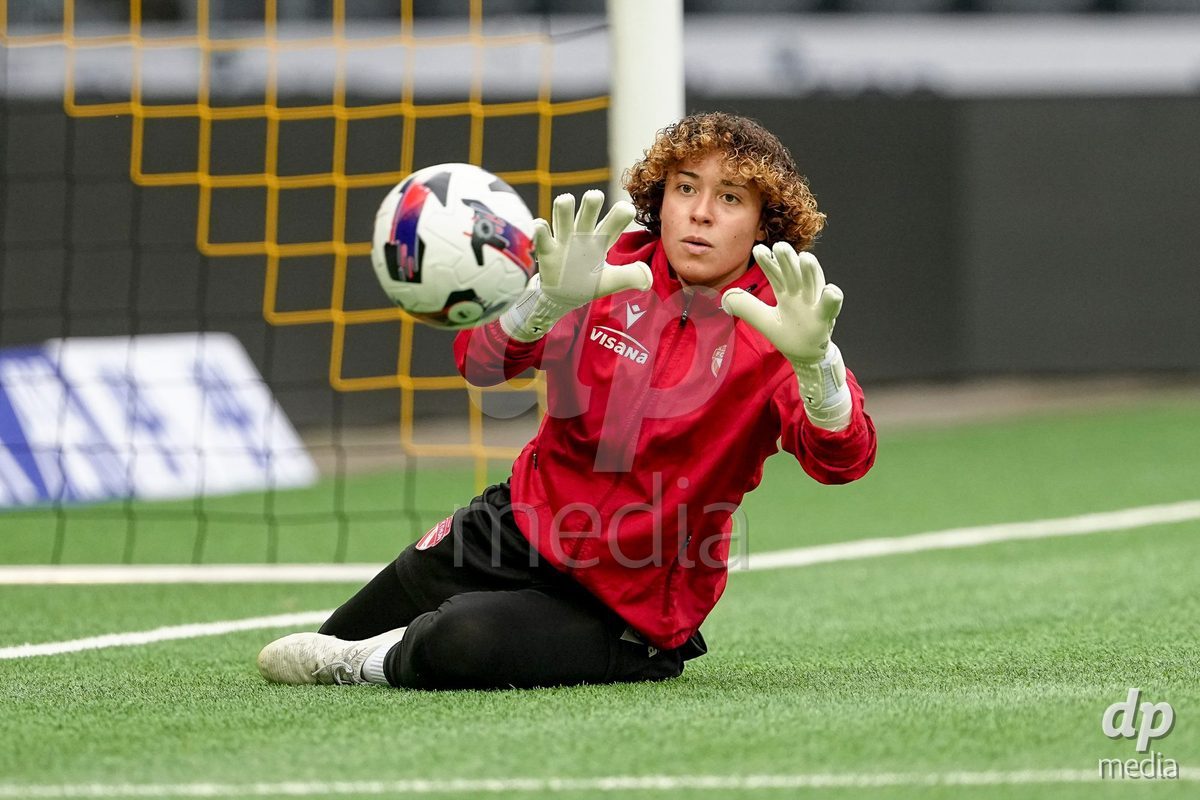Schweiz: Axa Women's Cup 2025/26, BSC YB Frauen vs FC Thun - Stadion Wankdorf, Bern: Torhüterin Jil Beetschen - Torhuterin Jil Beetschen (66 Thun) beim Aufwärmen