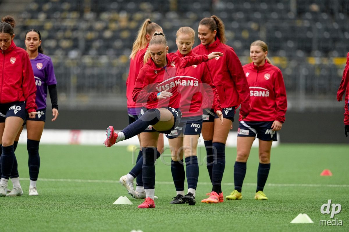 Schweiz: Axa Women's Cup 2025/26, BSC YB Frauen vs FC Thun - Stadion Wankdorf, Bern:  Shenia Schmid (61 Thun) beim Aufwärmen