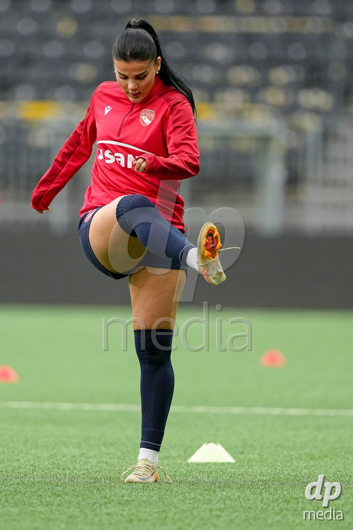 Schweiz: Axa Women's Cup 2025/26, BSC YB Frauen vs FC Thun - Stadion Wankdorf, Bern: Mimoza Hamidi (7 Thun) beim Aufwärmen