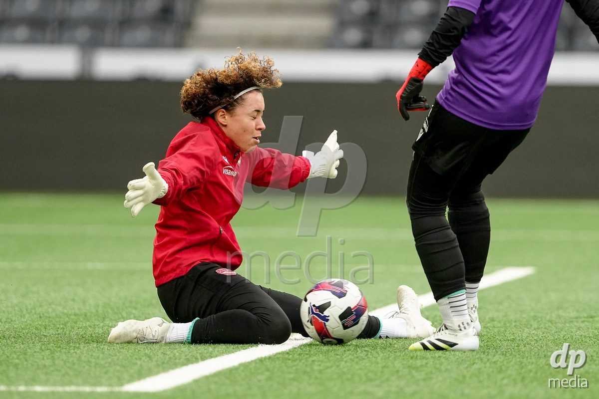 Schweiz: Axa Women's Cup 2025/26, BSC YB Frauen vs FC Thun - Stadion Wankdorf, Bern: Torhüterin Jil Beetschen - Torhuterin Jil Beetschen (66 Thun) beim Aufwärmen