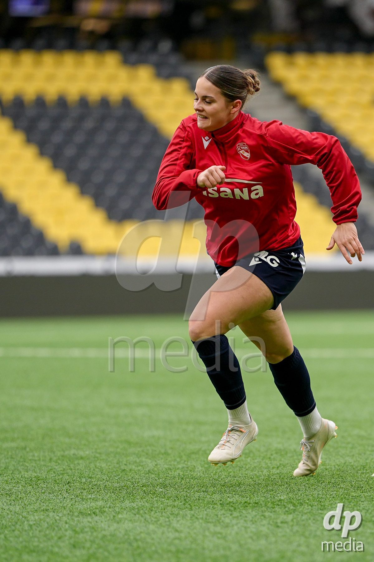 Schweiz: Axa Women's Cup 2025/26, BSC YB Frauen vs FC Thun - Stadion Wankdorf, Bern: Rilana Ueltschi (29 Thun) beim Aufwärmen